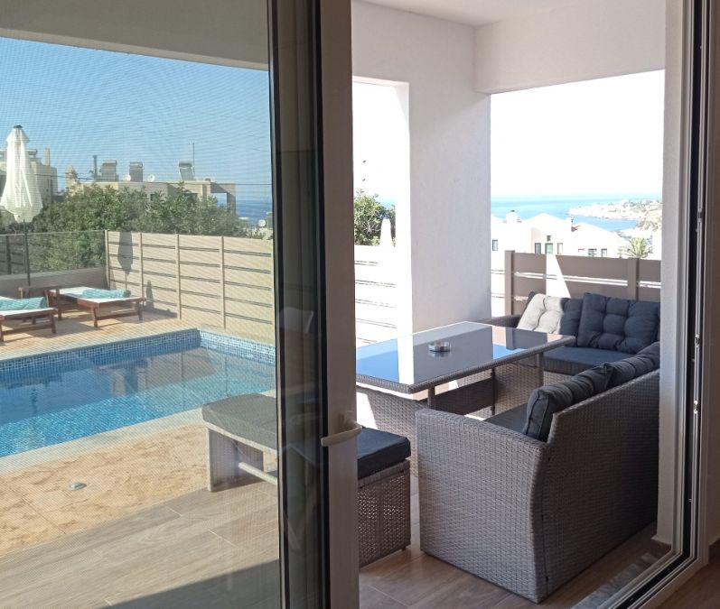 kréta villa medencével